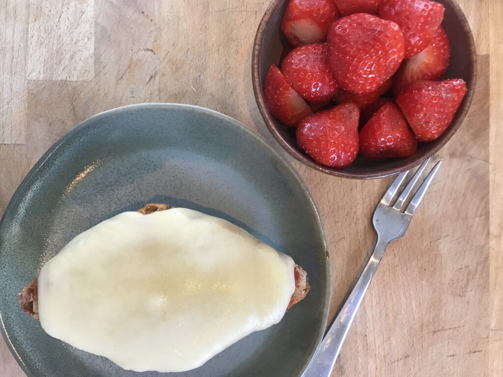 Voedingsdagboek - snack broodje en aardbeien