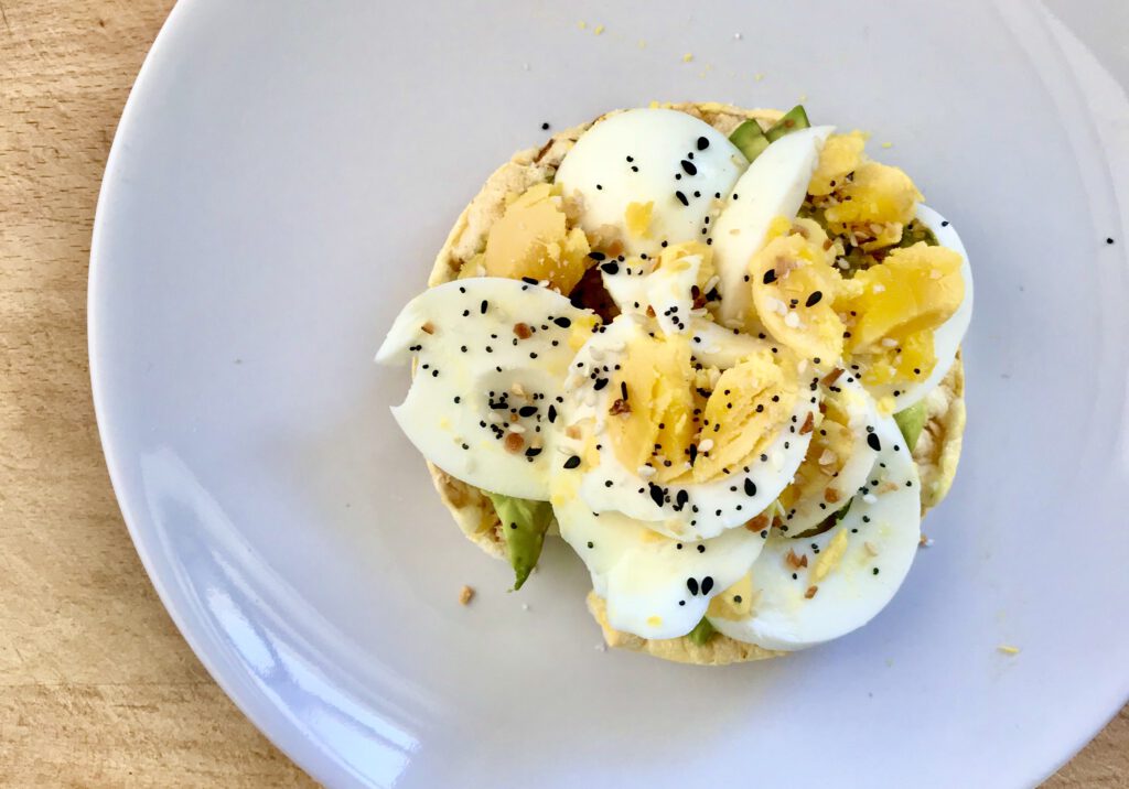 Voedingsdagboek - maiswafel met ei en avocado