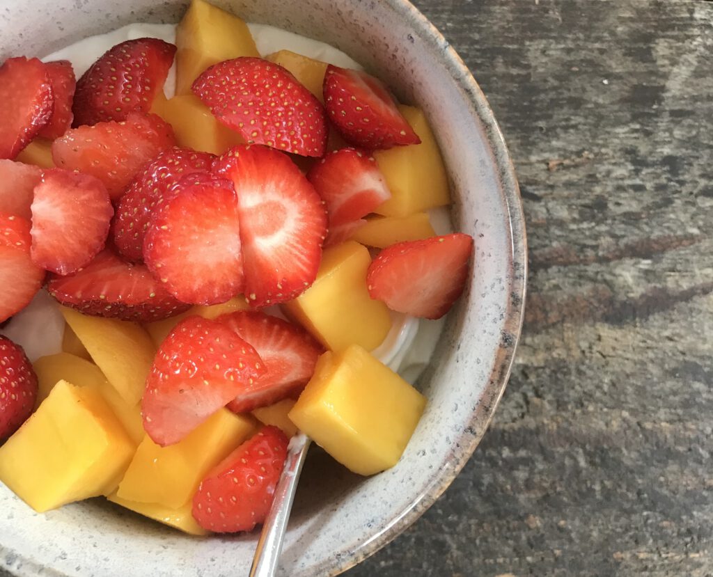 Voedingsdagboek - bakje kwark met aardbei en mango