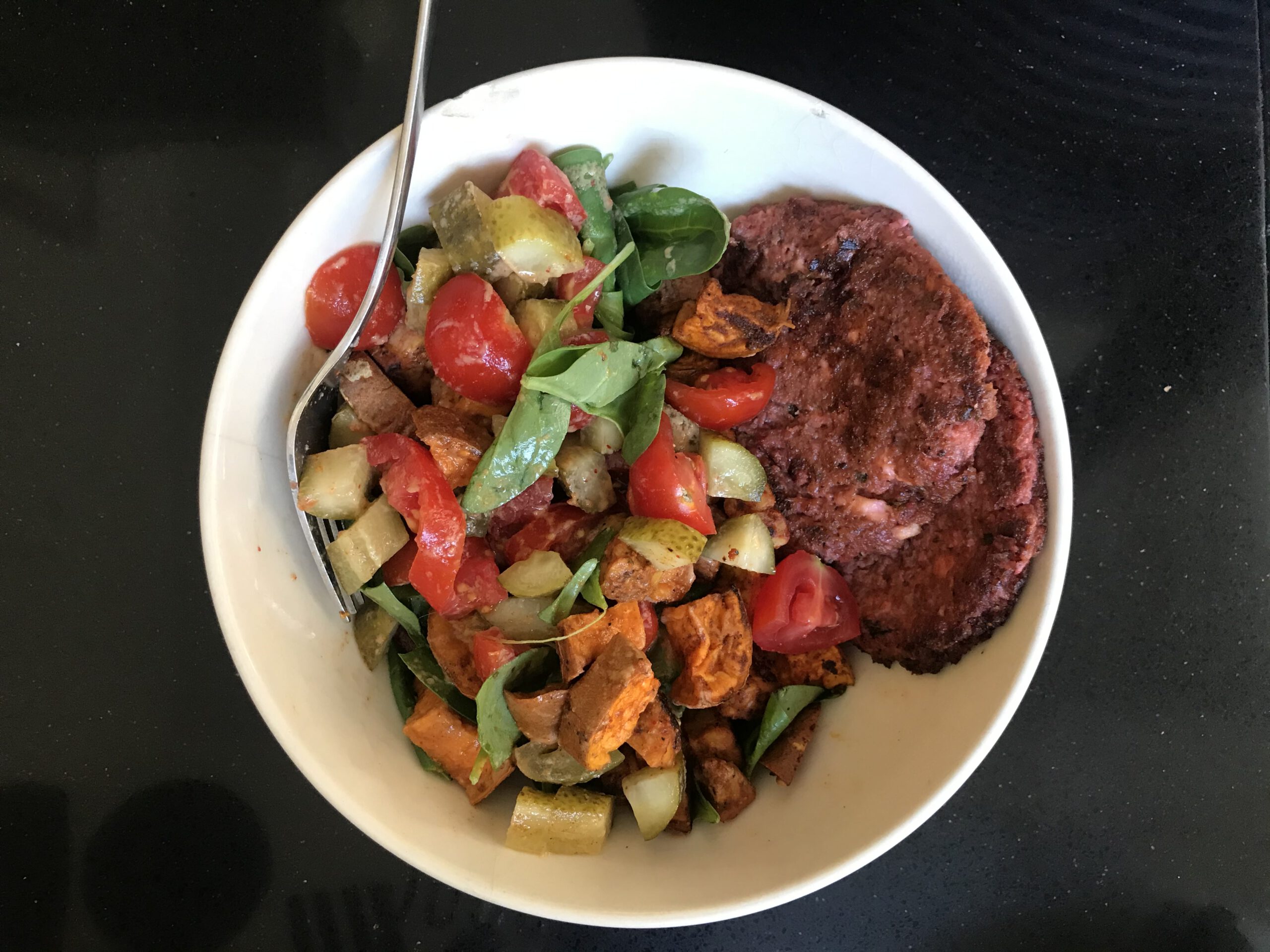 Lunch - Vega bietenburgers salade met tempé