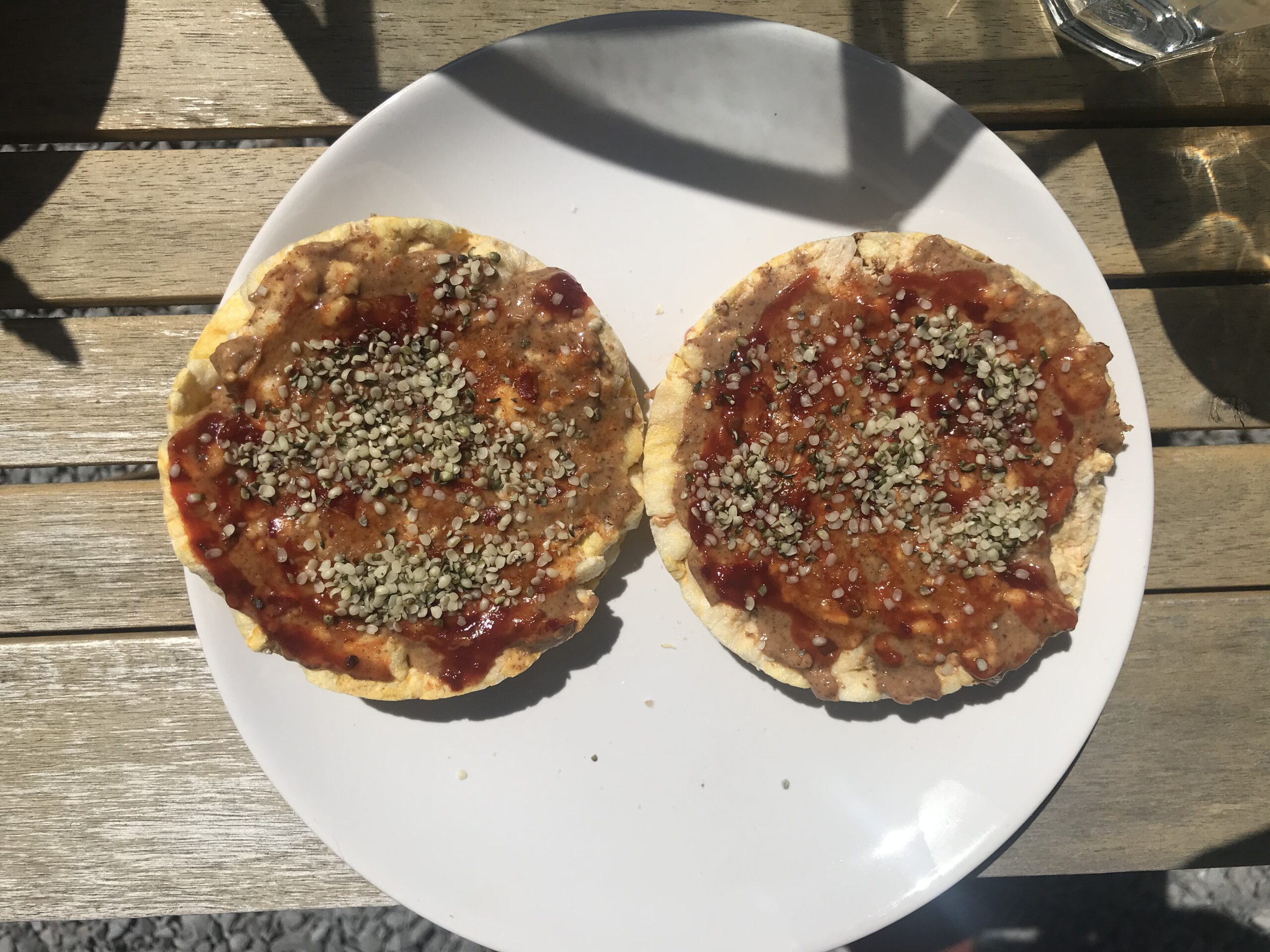 Snack - Maiswafel met pindakaas en sambal