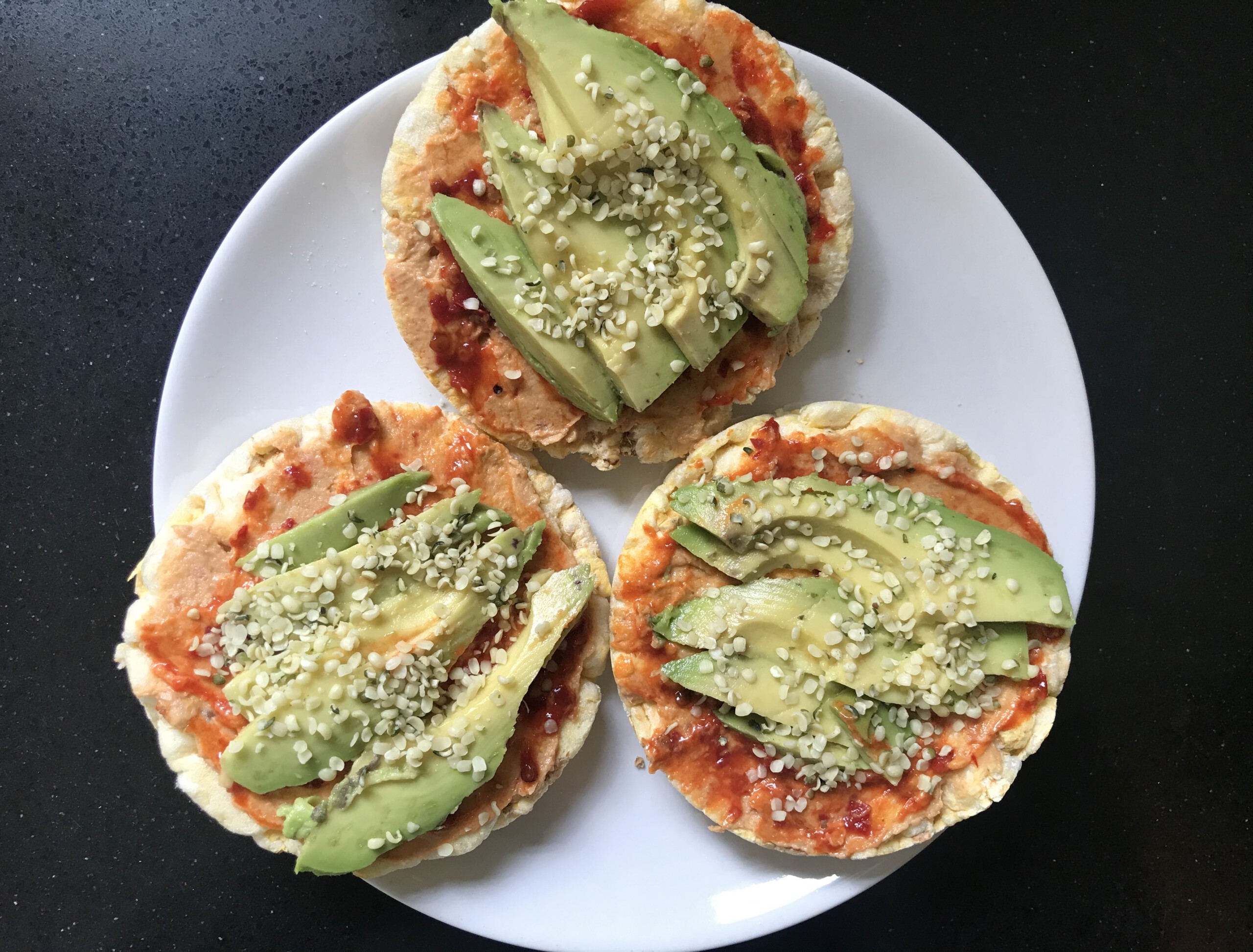 Maiswafel met hummus en avocado