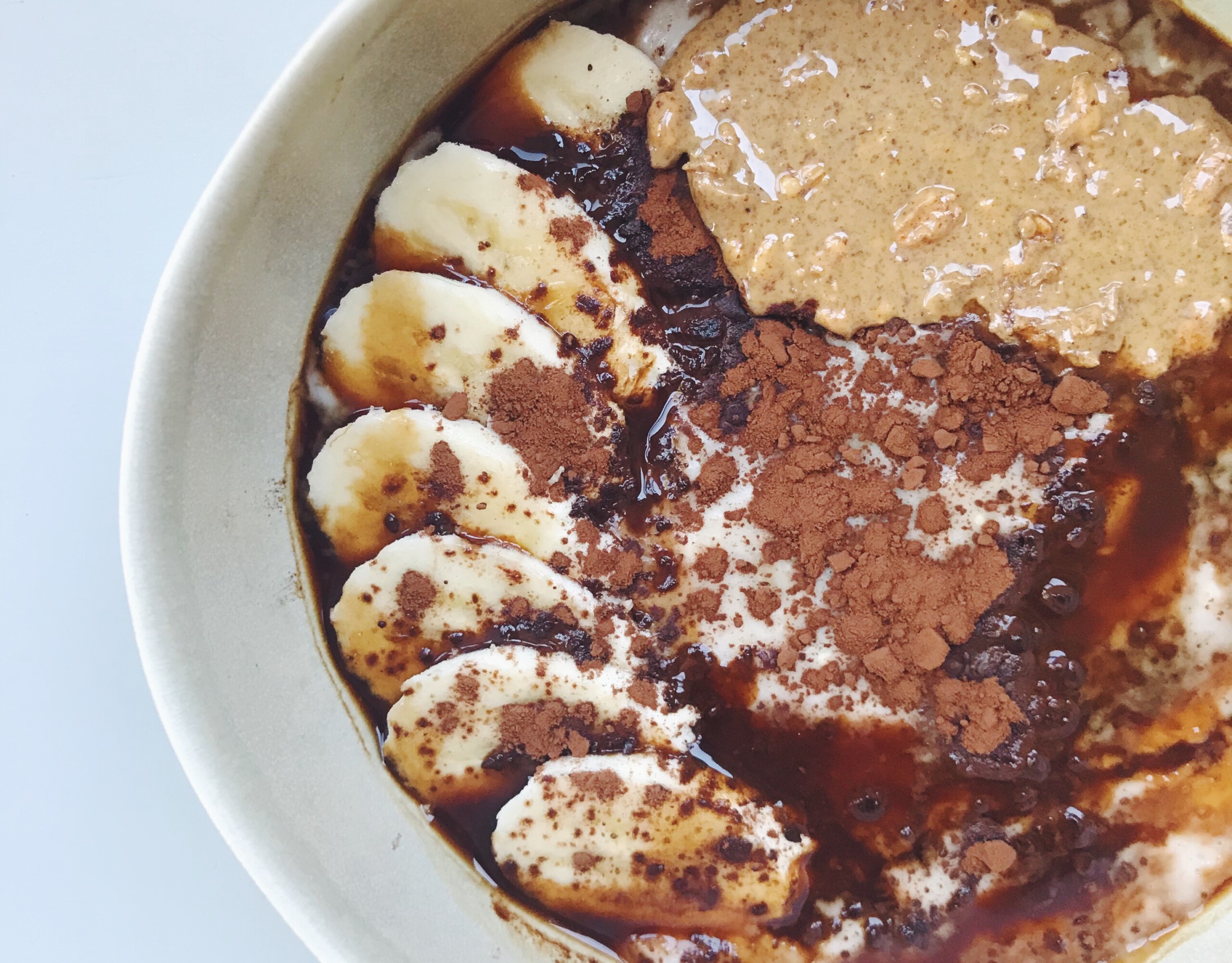 Havermout met banaan, espresso, cacao en pindakaas