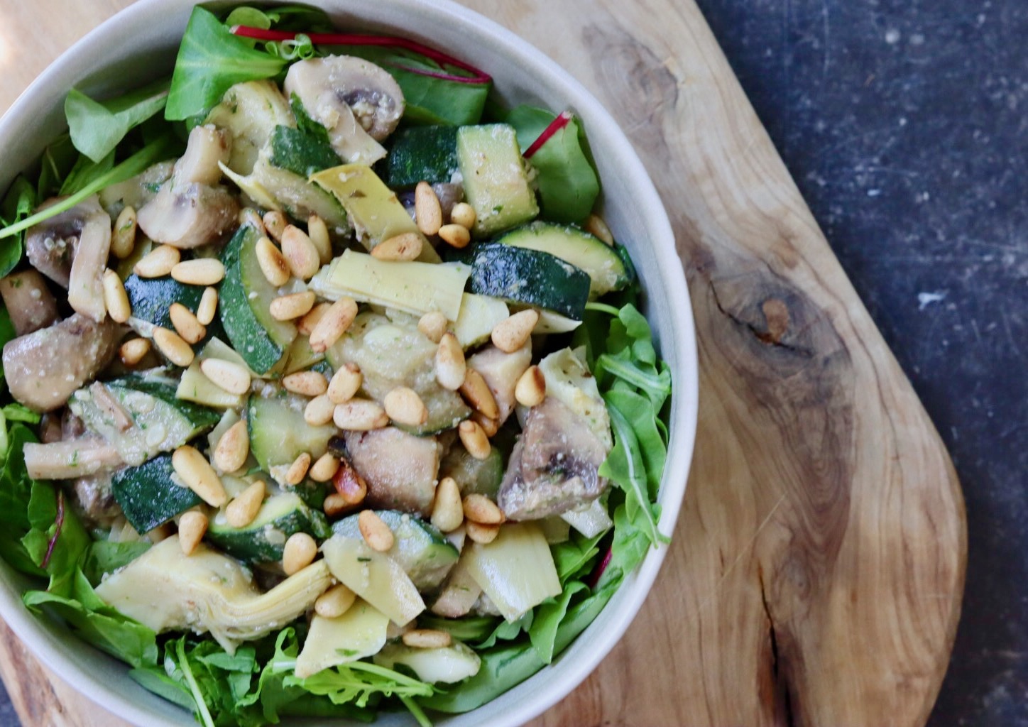 Salade met champignons, courgette, artisjokken en pesto