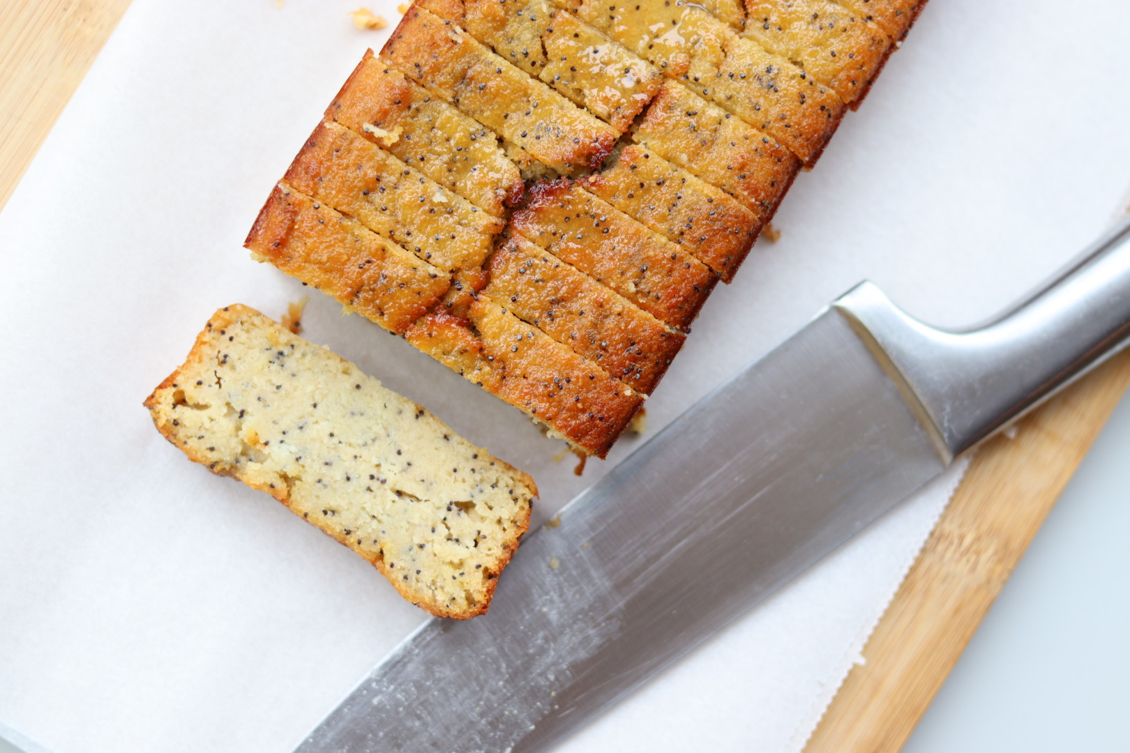 Gezonde glutenvrije citroen maanzaad cake