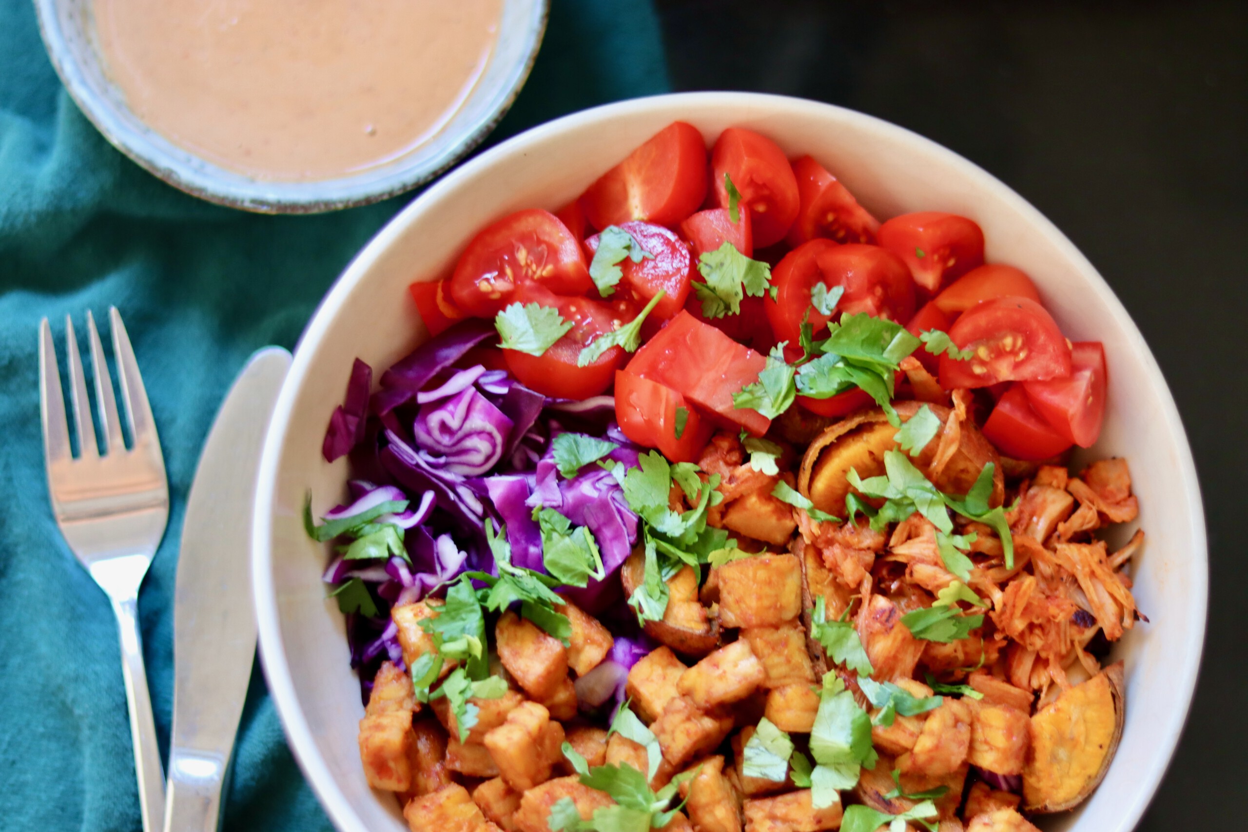 Lunch bowl tempeh tahin dressing