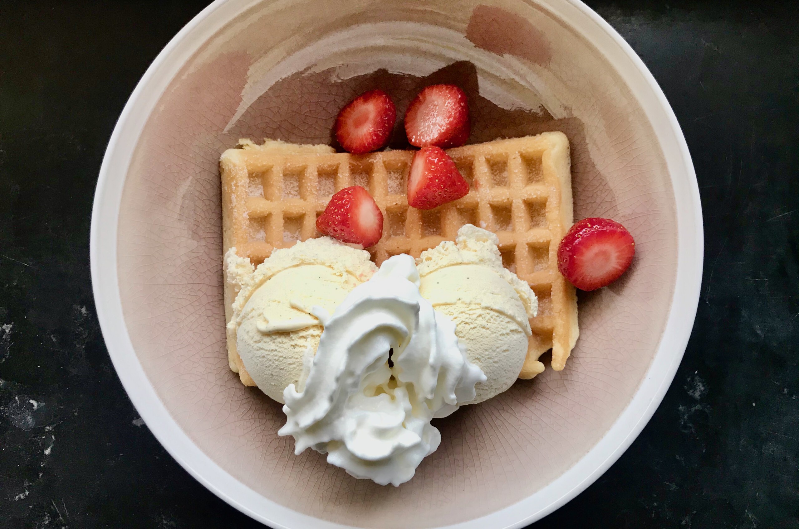 Wafel met ijs en aardbeien