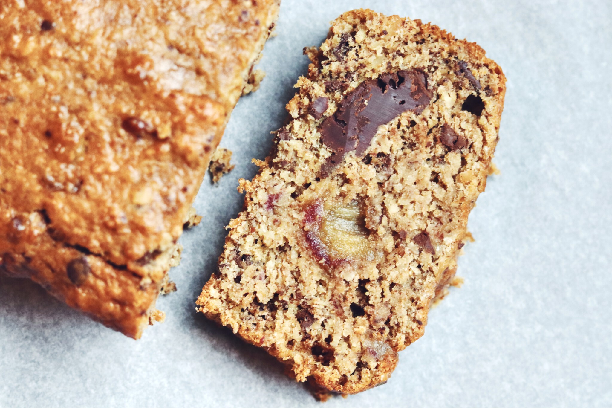 Suikervrij bananenbrood met koffie